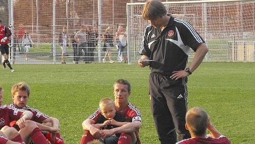 Familien-Idyll in der Halbzeitpause des Testspiels gegen Feucht: Marek Mintal lauscht der Ansprache  von Trainer Michael Oenning mit Sohn Jakub (4) auf dem Schoß (Mitte).