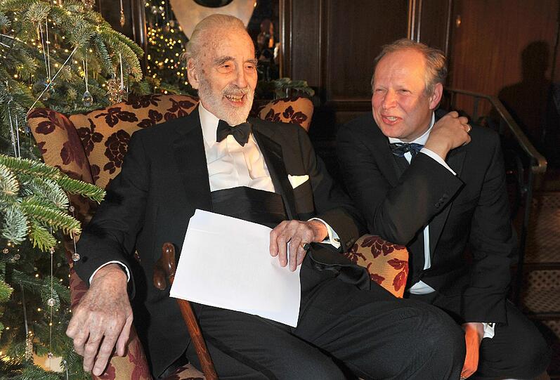 Schauspieler Sir Christopher Lee (l) und sein deutscher Kollege Axel Milberg auf der UNICEF-Gala in München.