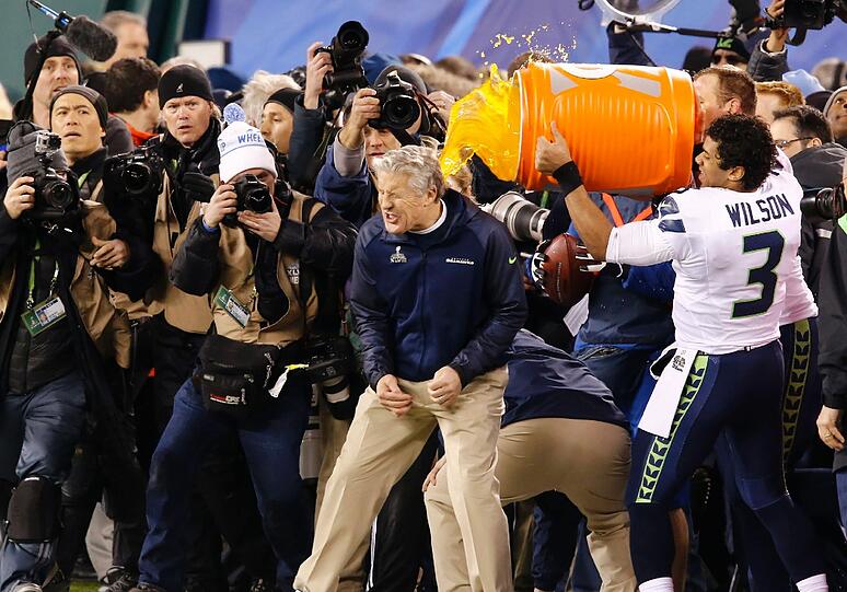 Nach dem Sieg gab es für die Seahawks kein Halten mehr. Die Bilder von der Siegerehrung.