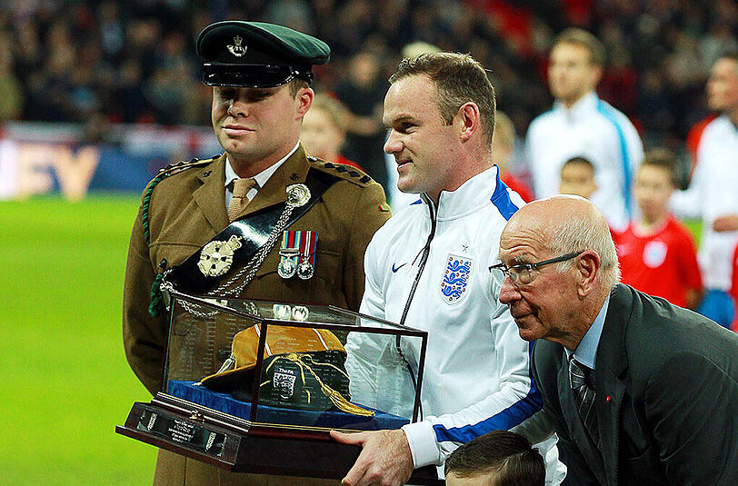 Rooney bei der Ehrung vor der Partie.