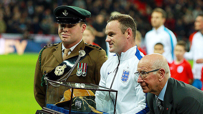 Rooney bei der Ehrung vor der Partie. Rooney bei der Ehrung vor der Partie.