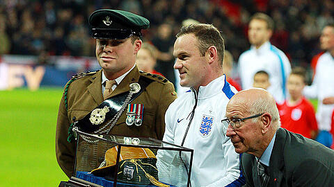 Rooney bei der Ehrung vor der Partie.