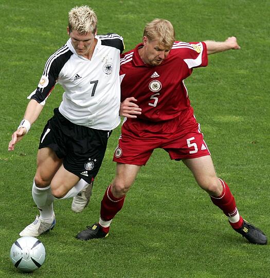 EM 2004: Zwei Remis (hier beim 0:0 gegen Lettland), eine Niederlage, raus in der Vorrunde. Schweinsteiger wird zweimal ein- und einmal ausgewechselt.