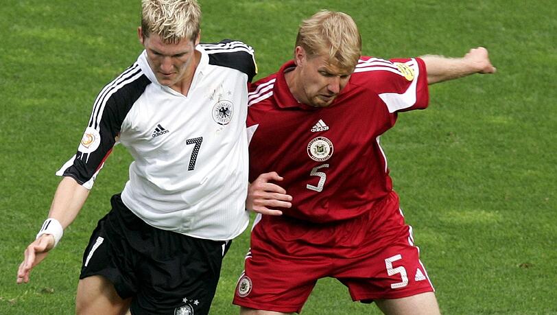 EM 2004: Zwei Remis (hier beim 0:0 gegen Lettland), eine Niederlage, raus in der Vorrunde. Schweinsteiger wird zweimal ein- und einmal ausgewechselt. EM 2004: Zwei Remis (hier beim 0:0 gegen Lettland), eine Niederlage, raus in der Vorrunde. Schweinsteiger wird zweimal ein- und einmal ausgewechselt.