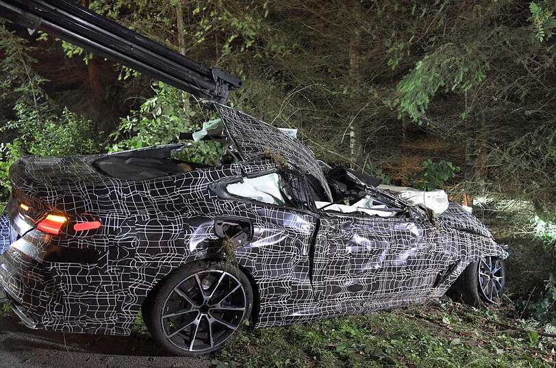 Tödlicher Unfall: Münchner verliert Kontrolle über den Erlkönig - Beifahrerin stirbt.