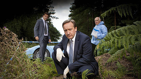 "Inspector Barnaby: Unter Oldtimern": DS Ben Jones (Jason Hughes, l.), DCI John Barnaby (Neil Dudgeon, M.) und Dr. Bullard (Barry Jackson)