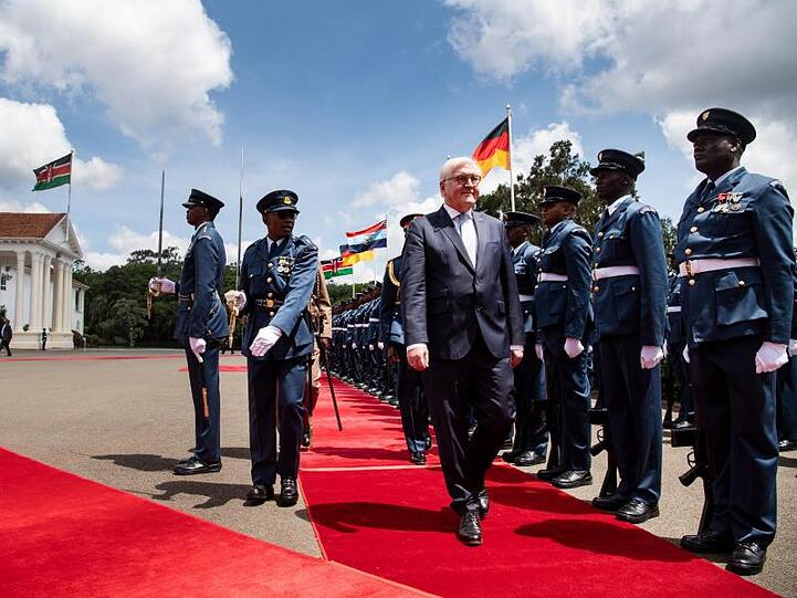 Bundespräsident Frank-Walter Steinmeier wird am Amtssitz des Präsidenten von Kenia mit militärischen Ehren begrüßt.