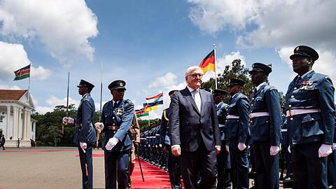 Bundespräsident Frank-Walter Steinmeier wird am Amtssitz des Präsidenten von Kenia mit militärischen Ehren begrüßt.