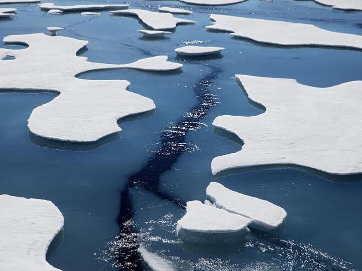 Victoria Strait in Kanada: Gebrochenens Meereis treibt auf dem Wasser.