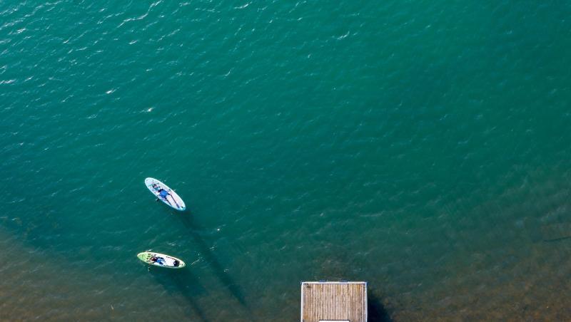 Stand-Up-Paddler im Markkleeberger See (Sachsen).