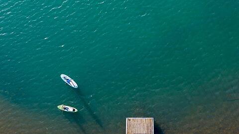 Stand-Up-Paddler im Markkleeberger See (Sachsen).
