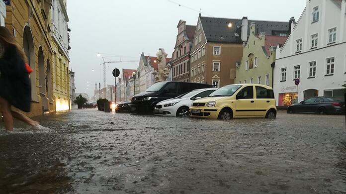 Die ganze Nacht und bis in den nächsten Tag schufteten Rettungskräfte und Bewohner, um Straßen und Häuser von Wasser und Schlamm zu befreien.