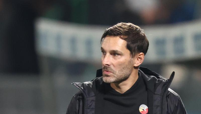Der Fürther Trainer Stefan Leitl steht vor dem Spiel auf dem Platz.