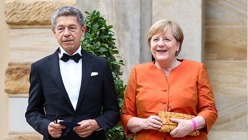 Juli 2021: Angela Merkel und ihr Mann Joachim Sauer stehen vor dem Bayreuther Festspielhaus.