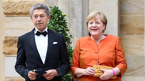 Juli 2021: Angela Merkel und ihr Mann Joachim Sauer stehen vor dem Bayreuther Festspielhaus.