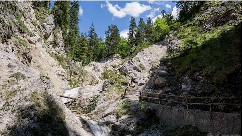 Stufen bringen einen die Klamm hinauf.