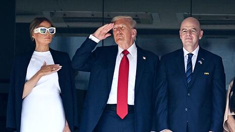 Trump. First Lady Melania und FIFA-Präsident Gianni Infantino beim Abspielen der amerikanischen Nationalhymne vor dem Anpfiff.
