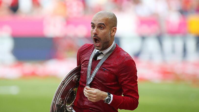 Pep Guardiola gewann drei Mal die Deutsche Meisterschaft und wurde auch vor der traditionellen Bierdusche nicht verschont. Pep Guardiola gewann drei Mal die Deutsche Meisterschaft und wurde auch vor der traditionellen Bierdusche nicht verschont.