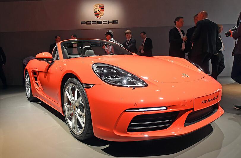 Porsche Vorstandsvorsitzender Oliver Blume präsentiert den Boxter 718 S.