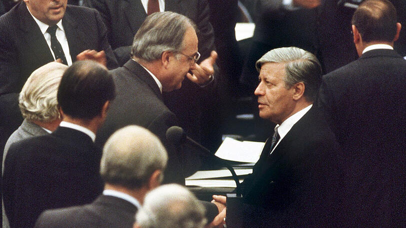 Der gestürzte Bundeskanzler Helmut Schmidt (r.) beglückwünscht als fairer Verlierer am 1. Oktober 1982 seinen Nachfolger Helmut Kohl zu dessen Wahl zum nächsten Kanzler der Bundesrepublik.