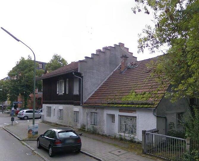 Das Jägerhäusl im September 2008: Hier steht der hintere Teil noch, der für den Neubau abgerissen wurde, weil er baufällig war. Auf dem mittlerweile bebauten Grundstück rechts daneben gibt es reichlich Grün.
