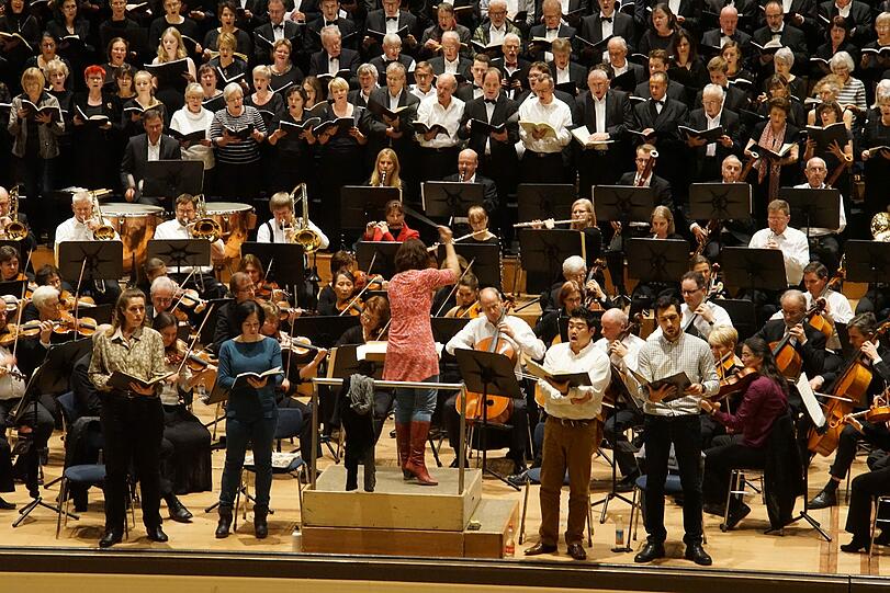 Carolin Nordmeyer dirigiert das Akademische Orchester.