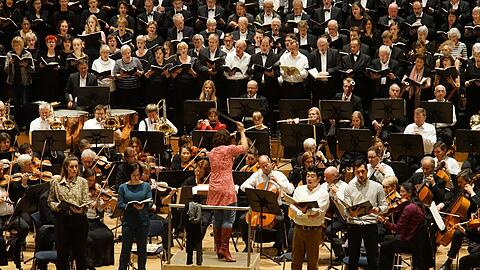 Carolin Nordmeyer dirigiert das Akademische Orchester.