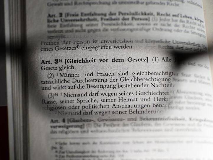Artikel 3 des Grundgesetzes über Gleichheit vor dem Gesetz.