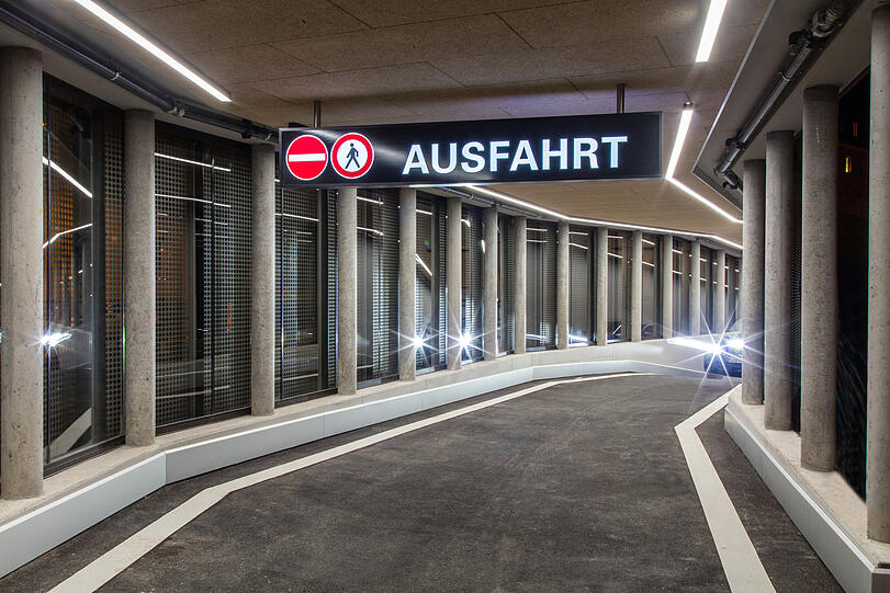 Im Erdgeschoss haben E-Bikes, Radler und Postboxen Platz.