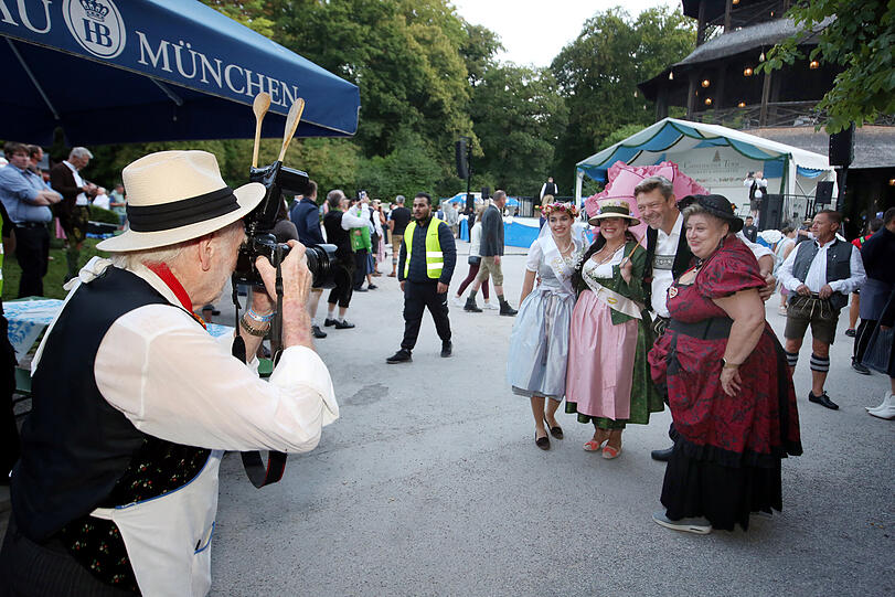 Wolfgang Roucka fotografiert auf dem Kocherlball.