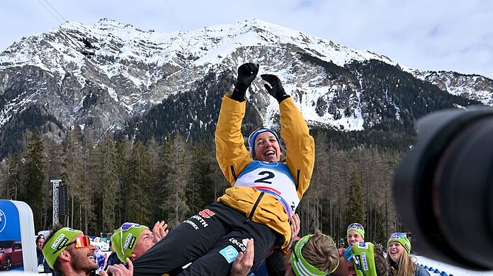 Das deutsche Team feiert die neue Weltmeisterin.