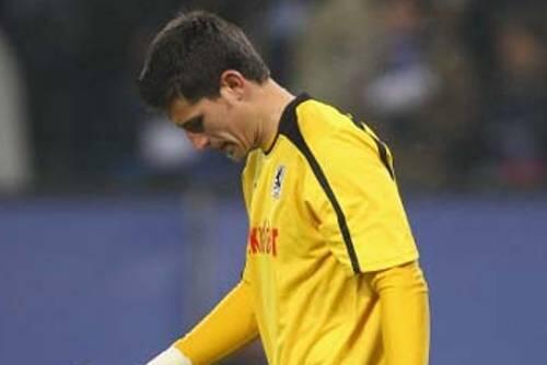 Total geknickt nach seinen Fehlgriffen: Löwen-Keeper Philipp Tschauner.