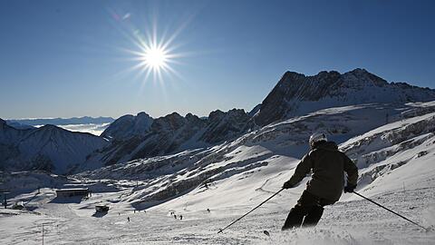 Zum Saisonstart sah es schneemäßig auf der Zugspitze nicht schlecht aus. (Archivbild)