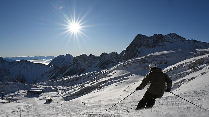 Zum Saisonstart sah es schneemäßig auf der Zugspitze nicht schlecht aus. (Archivbild)