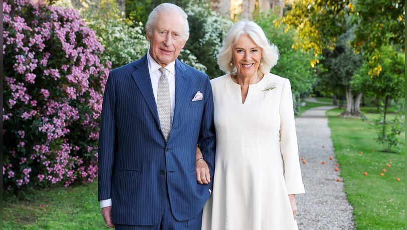 König Charles und Königin Camilla grüßen von der Weihnachtskarte in frühlingshafter Umgebung. König Charles und Königin Camilla grüßen von der Weihnachtskarte in frühlingshafter Umgebung.