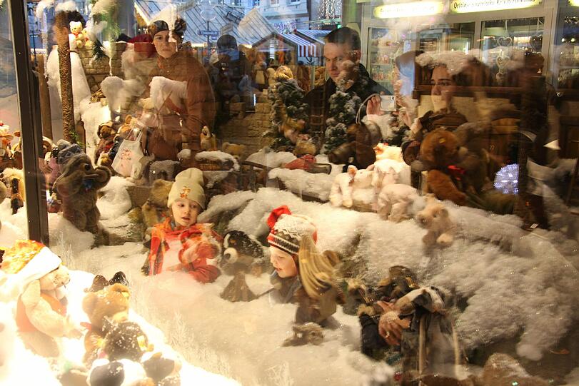Den Kindern ist der Trubel egal: Sie drücken sich die Nasen am Schaufenster einer großen Krippe platt.