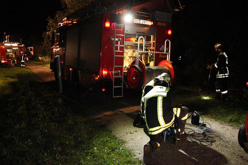 Tragischer Verkehrsunfall bei Attel: Ein 18-Jähriger kam von der B15 ab, prallte gegen die Leitplanke und kam bei dem Unfall ums Leben. Die Bilder vom Unfallort.