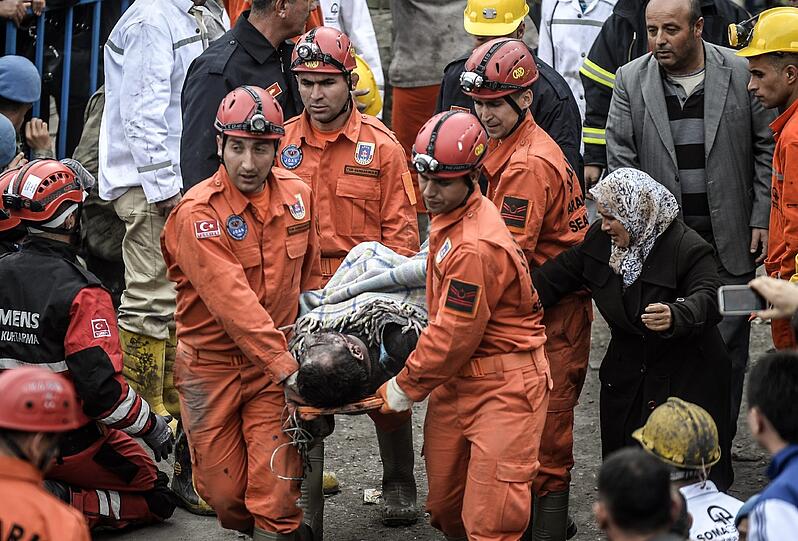 Hier bergen Rettungskräfte einen verunglückten Bergarbeiter. Bei einem Grubenunglück in der Türkei kamen am Dienstag Hunderte Menschen ums Leben.