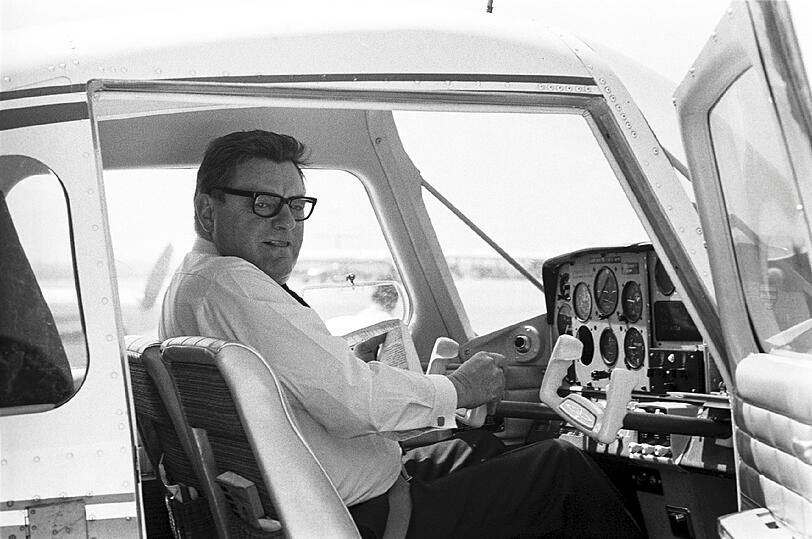 Abflugbereit: Strauss 1970 in einem Flugzeug.