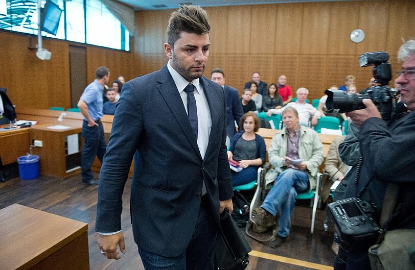"DSDS"-Sieger Severino sitzt im Frankfurter Landgericht auf der Anklagebank. Der Sänger ist wegen Betrugs angeklagt.