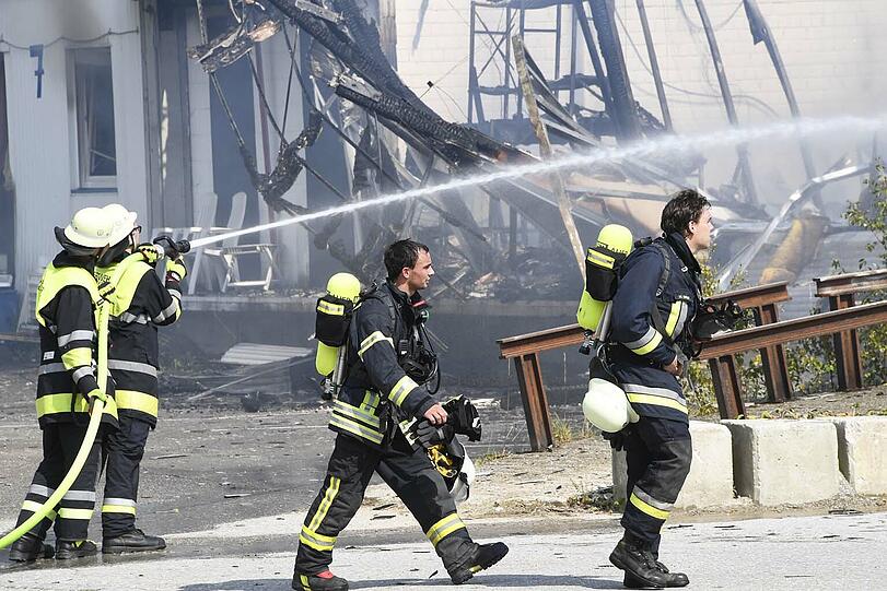 Die Lagerhalle in Markt Indersdorf ist komplett abgebrannt - wie es zu dem Feuer kam, ist aktuell noch unklar. Die Bilder vom Feuerwehreinsatz.