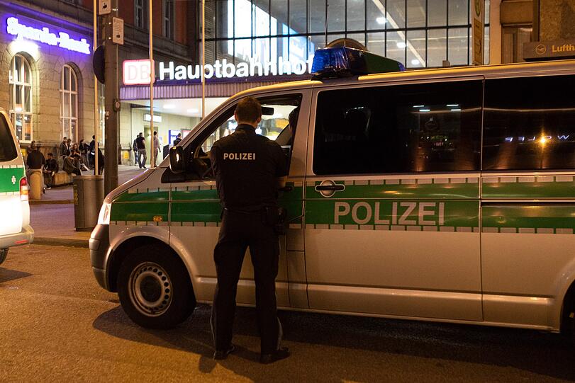 Die Bilder von den Vorbereitungen: Ab 20 Uhr begann die Polizei damit, den Bahnhof abzuriegeln.