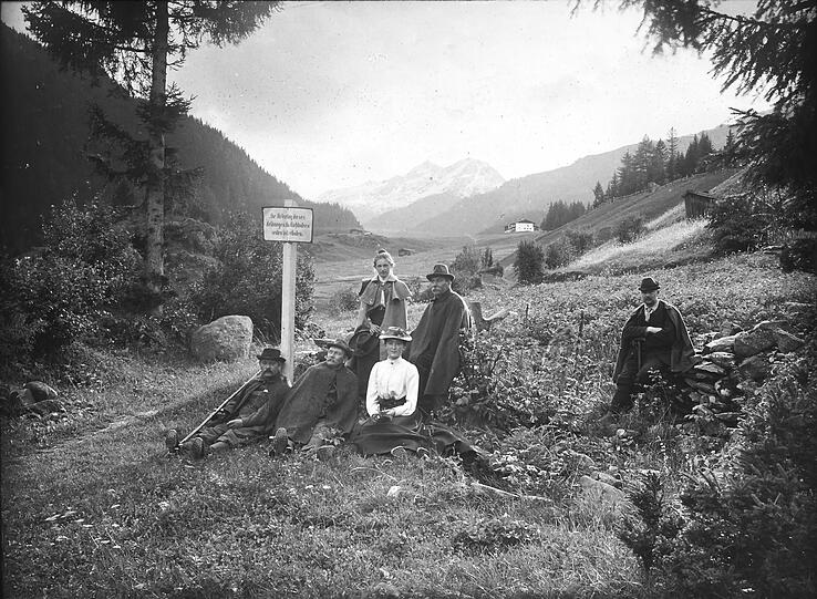 Eine Reisegesellschaft in St. Anton. Frauen sind, wenn auch nur vereinzelt, von Anfang an beim DAV dabei.