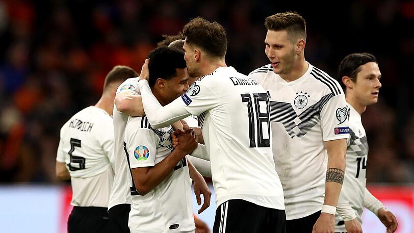 Serge Gnabry lässt sich nach seinem Traumtor gegen die Niederlande von seinen Teamkollegen des FC Bayern feiern.