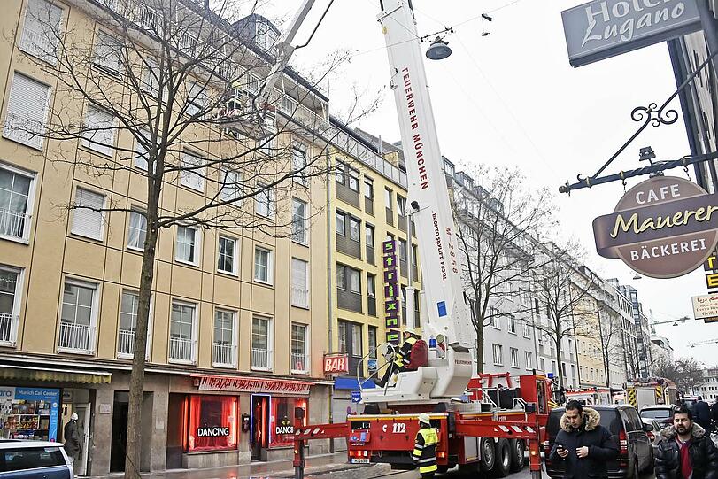 Einsatz in der Schillerstraße: Der Patient wurde mit einem Kran aus dem Fenster gehievt.