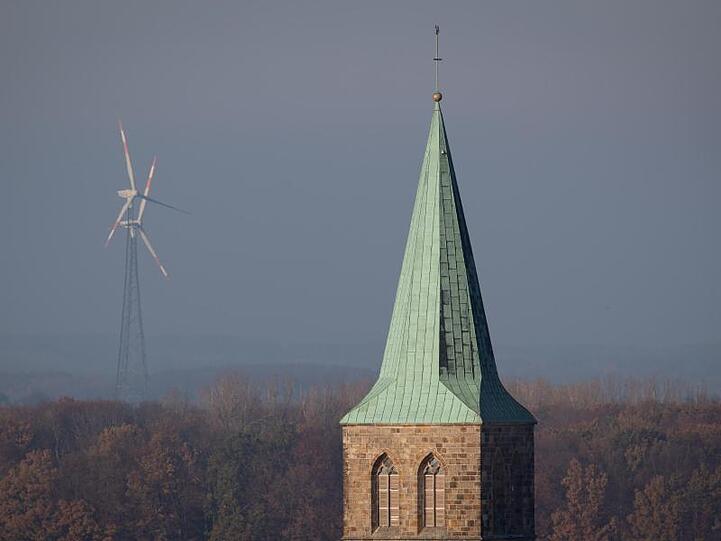 Ein Viertel der Katholiken in Deutschland hat sich laut einer neuen Umfrage von der Kirche entfremdet. Foto: Friso Gentsch/Archiv