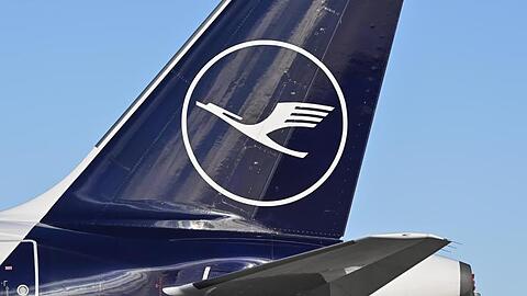 Das Lufthansa-Logo ist auf einem Passagierflugzeug zu sehen.