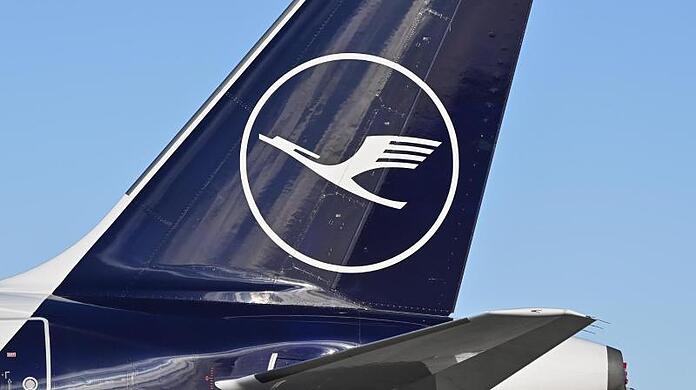 Das Lufthansa-Logo ist auf einem Passagierflugzeug zu sehen.