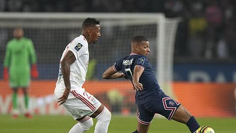 Lyon-Neuzugang Jérôme Boateng (l) im Zweikampf mit Kylian Mbappé.