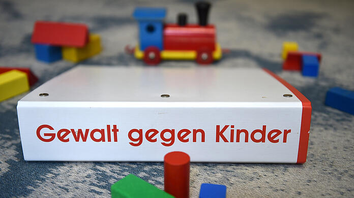 Die teils hochbetagten Betroffenen sollen schnell entschädigt werden, beschloss der Kinder- und Jugendhilfeausschuss des Münchner Stadtrats. (Symbolbild)